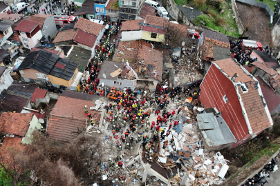 Fatih'te çöken binaların enkazından 1 kişinin cansız bedenine ulaşıldı