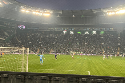 Lider Bursaspor Güzide Gebzespor karşısında 2-0 öne geçti