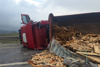 Tır devrildi: Yalova - Bursa yolu ulaşıma kapandı