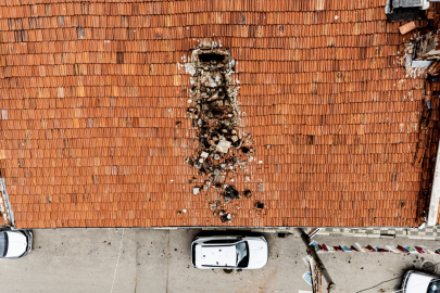 Çürüyen baca otomobilin üzerine yıkıldı