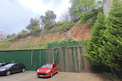 Mudanya'da yağmur sonrası site önündeki yol çöktü