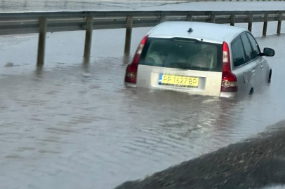 Bursa'da göle dönen yolda mahsur kaldı