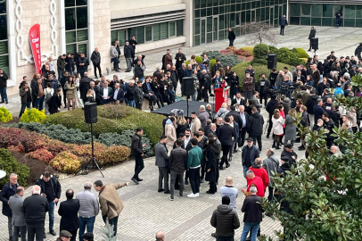 Bursa'da CHP'liler belediye önünde toplanıyor