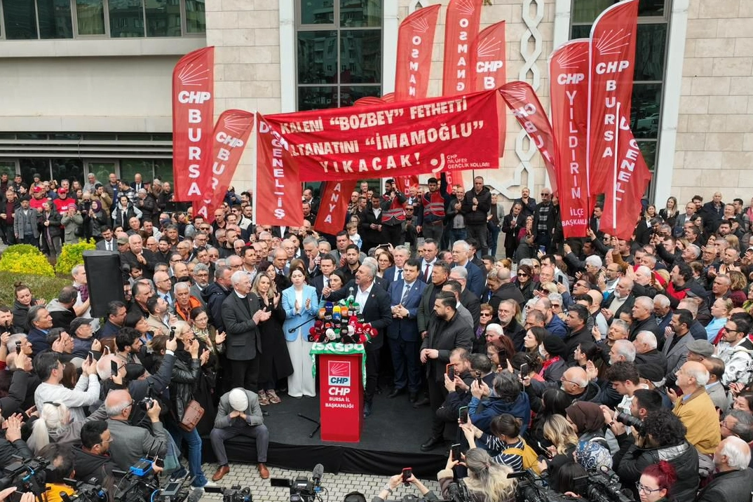 CHP'liler Bursa Büyükşehir Belediyesi önünde toplandı