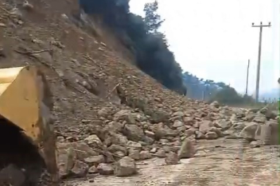 Gemlik-Mudanya yolu heyelan sebebiyle kapandı