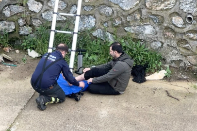 Bursa'da topun peşinden dereye düştü