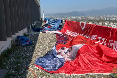 Mustafa Bozbey'in posteri belediye binasından kaldırıldı