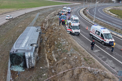 Virajı alamayan otobüs şarampole devrildi: 23 yaralı