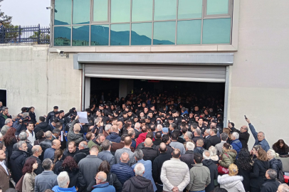 Bursa Meclis'inde polis ablukası: CHP'lilere biber gazlı müdahale