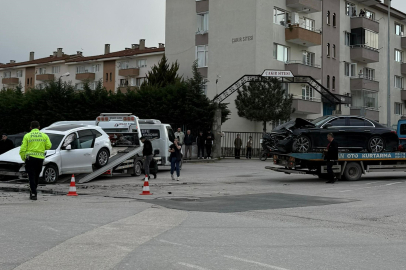 Bursa'da otomobiller çarpıştı