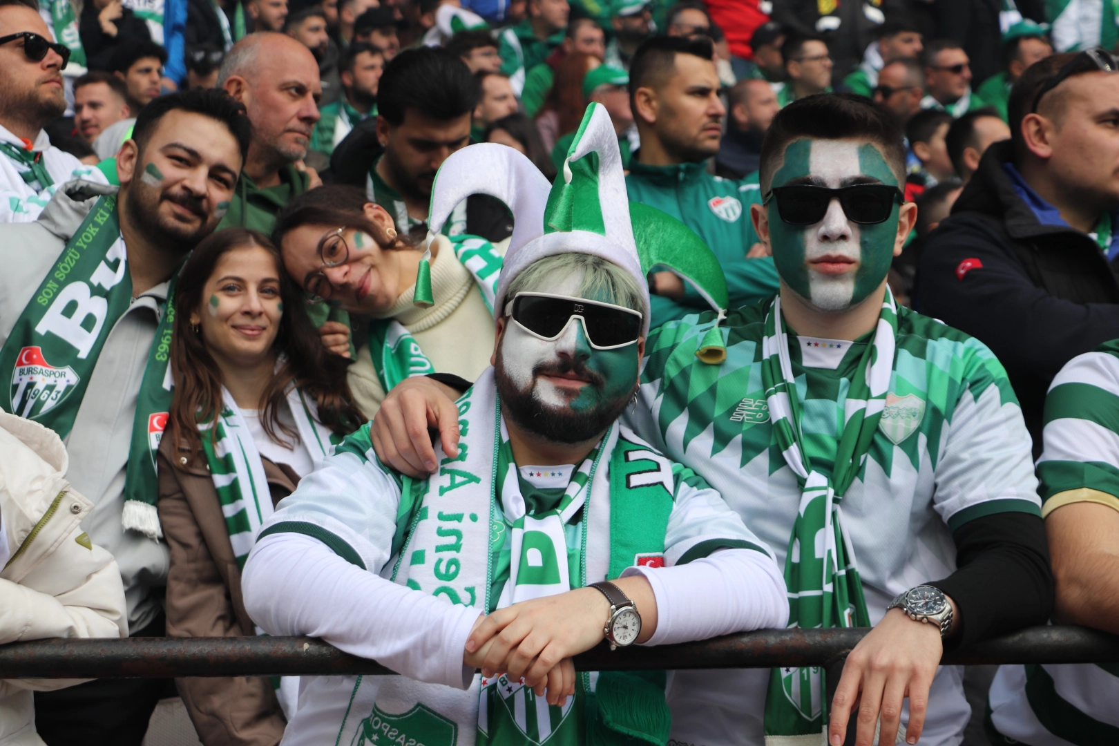 Bursaspor taraftarı Eskişehir'de renkli görüntüler oluşturdu