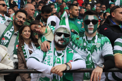 Bursaspor taraftarı Eskişehir'de renkli görüntüler oluşturdu