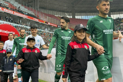 Minik taraftarlar polis üniforması ile sahaya çıktı