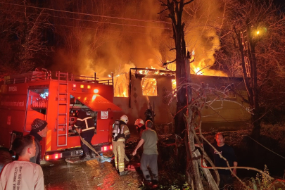 Bursa'da tek katlı ev alev alev yandı