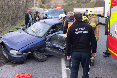 Bursa'da otomobil bariyerlere çarptı