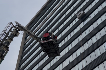 Cam silerken 52 metre yükseklikte mahsur kaldılar