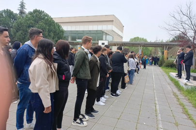 Bursa'da, okul saldırılarına karşı anlamlı etkinlik; Öğretmen ve öğrenciler çiçeklerle karşılandı