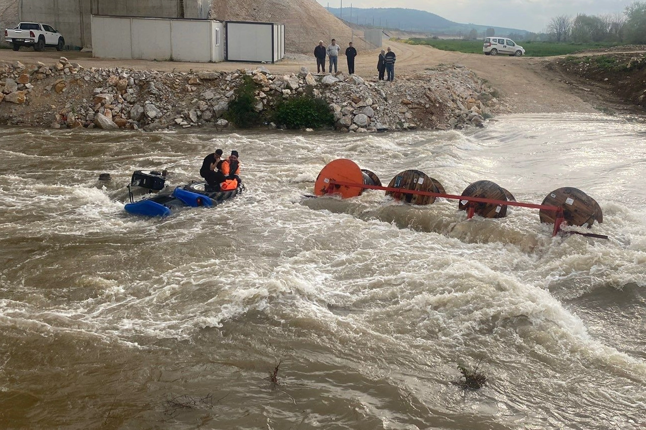 Bursa'da büyük bir faciadan kıl payı dönüldü! 10 işçi vinçle kurtarıldı...