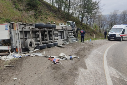 İnegöl'de freni patlayan su yüklü TIR devrildi