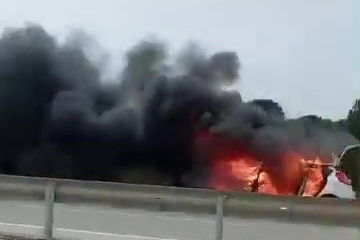 Bursa'da seyir halindeki otomobil alev aldı