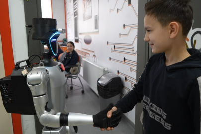 Türkiye’nin nüfusa kaydedilen ilk robotu şimdi de işe başladı