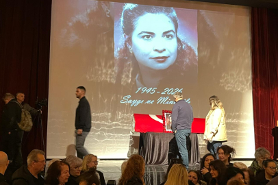 Usta tiyatro sanatçısı Feyha Çelenk'e veda