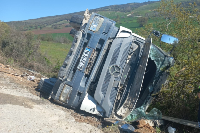 Bursa'da beton mikseri şarampole yuvarlandı