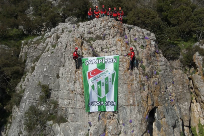 Kurtarma ekipleri Bursaspor bayrağını zirvede dalgalandırdı