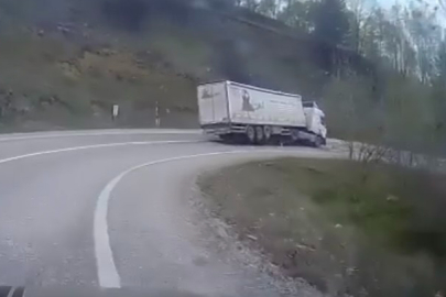 Bursa'da virajı alamayan tır devrildi