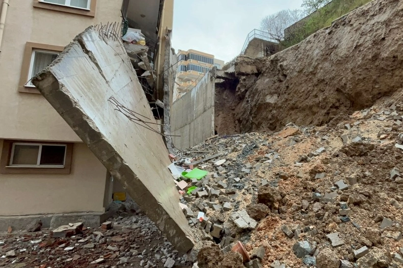 Mudanya'da istinat duvarı çöktü! Balkonlar yıkıldı, araçlar enkaz altında...