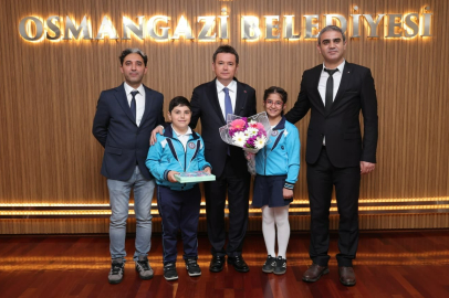 Başkan Aydın koltuğu çocuklara bıraktı