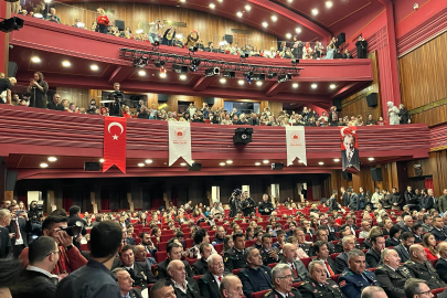 Bursa'da 23 Nisan coşkusu salona sığmadı