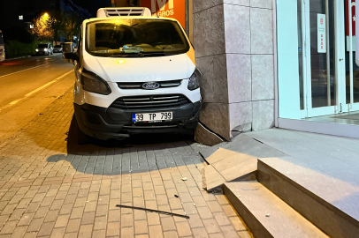 Bursa'da el freni boşalan minibüs duvara çarptı