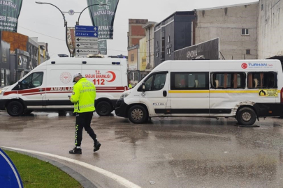 Kamyon ile servis minibüsü çarpıştı 4 kişi yaralandı