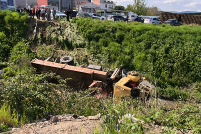 Freni patlayan vinç, otomobile çarpıp dereye uçtu; Şoför hayatını kaybetti