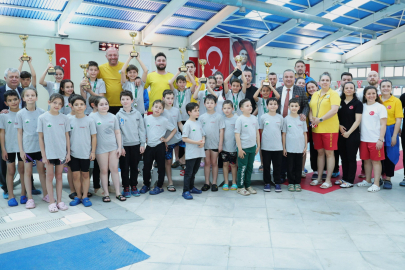 Osmangazi Yüzme Şenliği’nde kazananlar kupalarını aldı