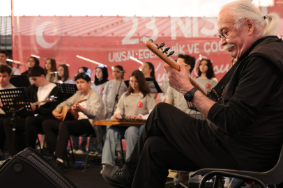 Usta sanatçı Cahit Berkay, Bursa'da gençlerle aynı sahneyi paylaştı