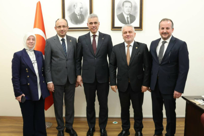 Bursa milletvekillerinden Sağlık Bakanı'na ziyaret: ‘Hiçbir hastanemizin satışı söz konusu değildir’