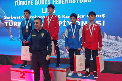 Bursa Büyükşehir Belediyesporlu güreşçiler Türkiye Şampiyonası’nda 3 madalya kazandı