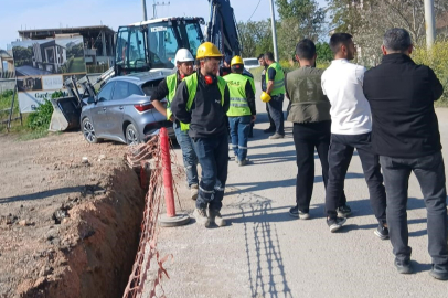 Otomobil iş makinasına çarptı