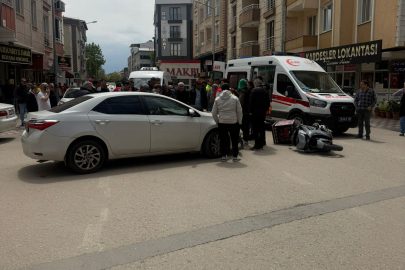 Bursa'da otomobilin çarptığı motosikletli kurye yaralandı