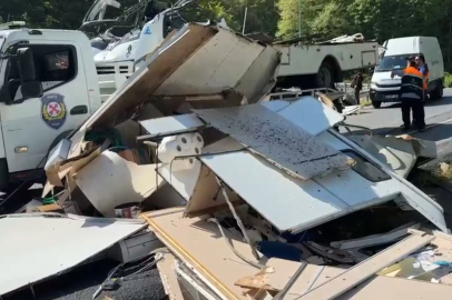 Bariyerlere çarpan karavanın sürücüsü öldü