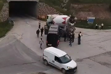 Bursa'da beton mikseri ile tur minibüsü çarpıştı