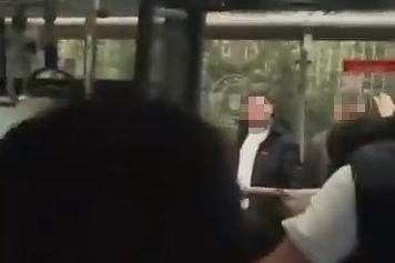 Alkollü yolcu ortalığı birbirine kattı, otobüsün içi savaş alanına döndü