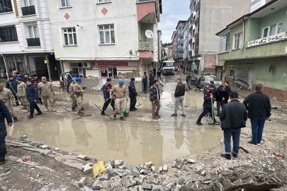 Havza’yı sel vurdu: İş yerlerini su bastı, araçlar sürüklendi
