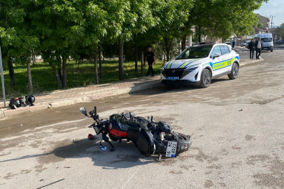 Motosiklet ile otomobil çarpıştı: 5 yaralı