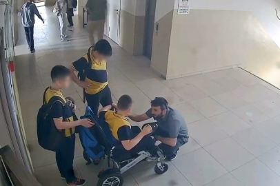 Öğretmenin fedakarlığı: Asansör bozulunca engelli öğrencisini sırtında taşıdı