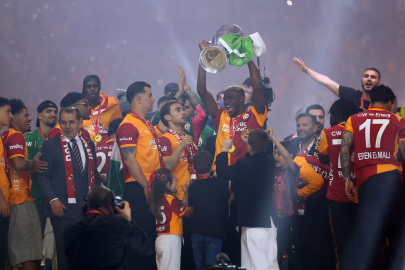 Şampiyon Galatasaray kupasını aldı