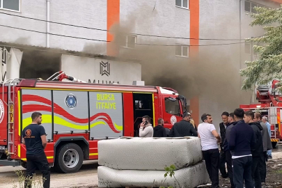 Koltuk fabrikasında korkutan yangın: 2 kişi dumandan etkilendi