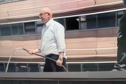 Mahmut Tanal su hortumuyla binaya çıktı: 'Mafya bozuntularını geri çekiniz'